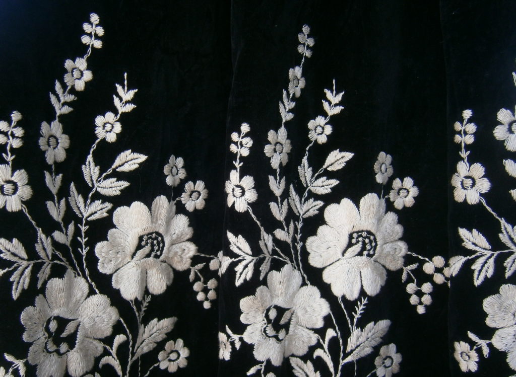 1950s Floral Ivory Embroidered Black Velvet Skirt « The Beatniks